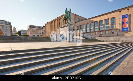 Bruxelles, Belgio - 05 aprile 2020: Il Mont des Arts a Bruxelles senza persone durante il periodo di confinamento. Foto Stock