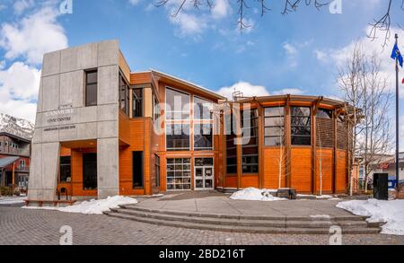 Canmore, Alberta - 4 aprile 2020: Veduta del Centro Civico nella città di Canmore Alberta. Canmore è una popolare destinazione turistica vicino a Banff Foto Stock