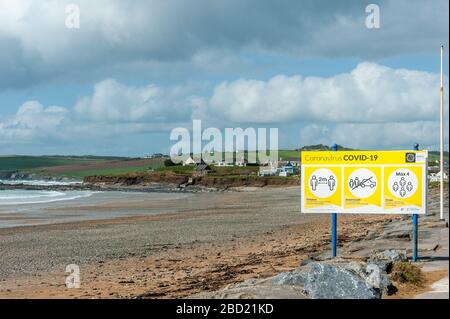 Garrettstown, West Cork, Irlanda. 6 Aprile 2020. La spiaggia di Garrettstown è stata quasi deserta oggi come la gente sembra osservare le linee guida sociali di allontanamento del governo emesse a causa della pandemia di Covid-19. Credit: Andy Gibson/Alamy Live News Foto Stock