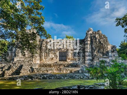 Porta di ingresso a bocca di mostro a Estructura II (struttura 2), rovine Maya al sito archeologico di Hormiguero, la Ruta Rio Bec, penisola dello Yucatan, stato di Campeche, Messico Foto Stock