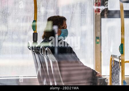 Berlino, Germania. 06 aprile 2020. (200406) --BERLINO, 6 aprile 2020 (Xinhua) -- UNA donna che indossa una maschera facciale è visto su un autobus a Berlino, capitale della Germania, 6 aprile 2020. I casi confermati COVID-19 in Germania sono aumentati di 3,677 nel giro di un giorno fino a 95,391, come annunciato lunedì dall'Istituto Robert Koch (RKI). (Foto di Binh Truong/Xinhua) credito: Xinhua/Alamy Live News Foto Stock