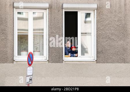 Berlino, Germania. 06 aprile 2020. (200406) --BERLINO, 6 aprile 2020 (Xinhua) -- UNA donna con un bambino tra le braccia guarda da una finestra a Berlino, capitale della Germania, 6 aprile 2020. I casi confermati COVID-19 in Germania sono aumentati di 3,677 nel giro di un giorno fino a 95,391, come annunciato lunedì dall'Istituto Robert Koch (RKI). (Foto di Binh Truong/Xinhua) credito: Xinhua/Alamy Live News Foto Stock