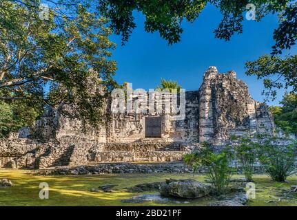 Porta di ingresso a bocca di mostro a Estructura II (struttura 2), rovine Maya al sito archeologico di Hormiguero, la Ruta Rio Bec, penisola dello Yucatan, stato di Campeche, Messico Foto Stock