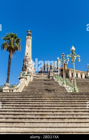 Grande scalinata della stazione ferroviaria di Saint-Charles a Marsiglia, Francia Foto Stock