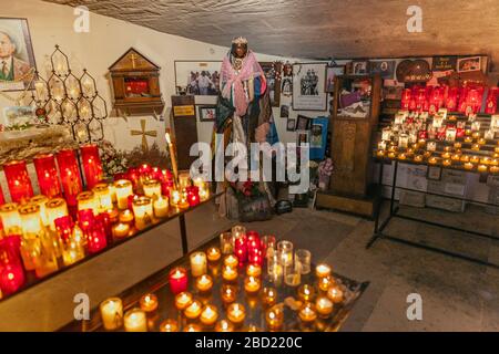 Statua di San Sara, patrono degli zingari, nella cripta della chiesa di Notre-Dame-de-la-Mer a Saintes-Maries-de-la-Mer, Camargue Foto Stock