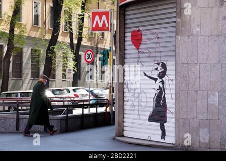 Milano, Italia. 06 aprile 2020. Emergenza coronavirus con maschere di fronte alle persiane ribassate dei negozi con disegni di Banksy (Duilio Piaggesi/Fotogramma, Milano - 2020-04-06) p.s. la foto e' utilizzabile nel rispetto del contesto in cui e' stata vista, e senza intenzione diffamatorio del presente delle persone rapate Credit: Independent Photo Agency Srl/Alamy Live News Foto Stock