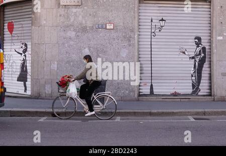 Milano, Italia. 06 aprile 2020. Emergenza coronavirus con maschere di fronte alle persiane ribassate dei negozi con disegni di Banksy (Duilio Piaggesi/Fotogramma, Milano - 2020-04-06) p.s. la foto e' utilizzabile nel rispetto del contesto in cui e' stata vista, e senza intenzione diffamatorio del presente delle persone rapate Credit: Independent Photo Agency Srl/Alamy Live News Foto Stock