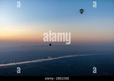 Mongolfiere che galleggiano sul fiume Nilo, Luxor, Egitto Foto Stock