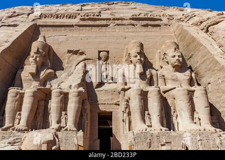 Statue giganti di Ramses II sedute in trono al Grande Tempio di Abu Simbel, Egitto Foto Stock