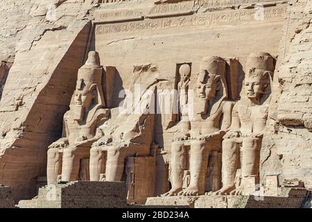 Statue giganti di Ramses II sedute in trono al Grande Tempio di Abu Simbel, Egitto Foto Stock