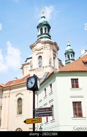 Praga, Repubblica Ceca - 17.07.2018. Paesaggio urbano con edificio storico di vecchia chiesa con facciata architettonica nella città di Praga, Repubblica Ceca. Foto Stock