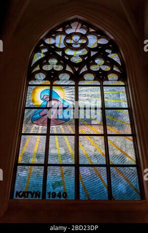 Vetrata che commemora il massacro delle truppe polacche a Katyn nel 1940, St. Elizabeth's Church, Wroclaw, Polonia Foto Stock