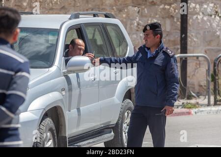 Betlemme, Mideast. 6 Aprile 2020. Un poliziotto palestinese prende una chiave auto durante una campagna per sequestrare i conducenti che violano la legge di emergenza nella città della Cisgiordania di Betlemme, 6 aprile 2020. La Palestina ha dichiarato lunedì il blocco completo di quattro villaggi in Cisgiordania, mentre i casi COVID-19 in Palestina sono saliti a 252. Credit: Luay Sababa/Xinhua/Alamy Live News Foto Stock