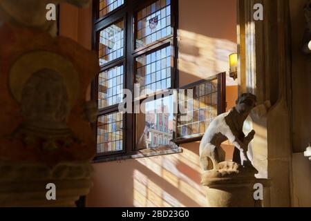 Case colorate di Piazza del mercato vista attraverso le finestre del Municipio, Breslavia, Polonia Foto Stock