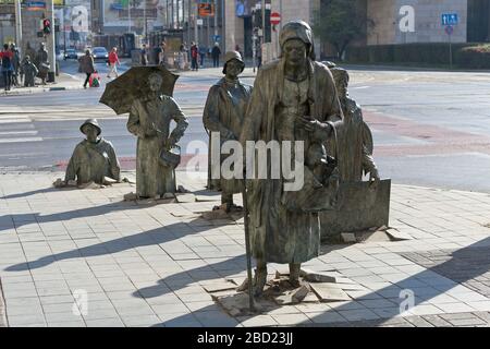 Przejście - scultura pubblica che rappresenta la legge marziale nella Polonia comunista, Wrocław Foto Stock