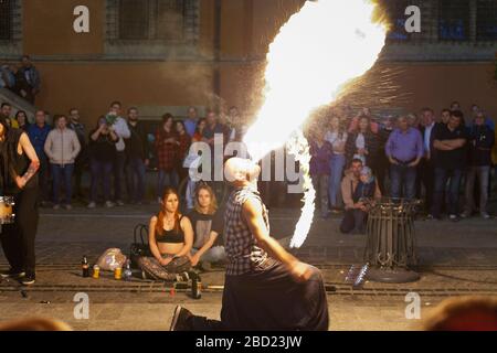 Il pirata del fuoco si esibisce di fronte al Municipio di notte, a Breslavia, Polonia Foto Stock