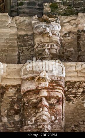 Maschere al Templo de los Mascarones (Tempio delle maschere), rovine Maya al sito archeologico di Kohunlich, la Ruta Rio Bec, penisola dello Yucatan, stato di Quintana Roo, Messico Foto Stock