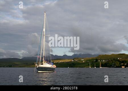 Barca a vela ancorata alla distilleria Talisker, Carbost, Loch Harport, Isola di Skye, Ebridi, Scozia Foto Stock