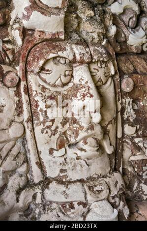 Maschera al Templo de los Mascarones (Tempio delle maschere), rovine Maya al sito archeologico di Kohunlich, la Ruta Rio Bec, penisola dello Yucatan, stato di Quintana Roo, Messico Foto Stock