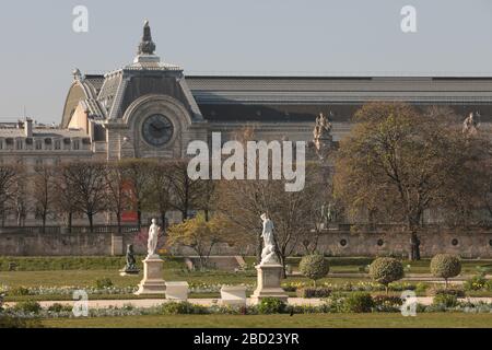 PARIGI LOCKDOWN: GIORNATA DI SOLE A PARIGI Foto Stock