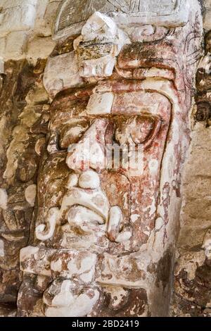 Maschera al Templo de los Mascarones (Tempio delle maschere), rovine Maya al sito archeologico di Kohunlich, la Ruta Rio Bec, penisola dello Yucatan, stato di Quintana Roo, Messico Foto Stock