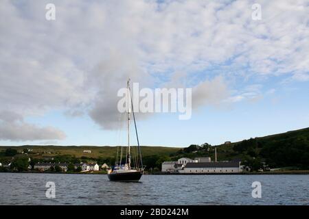 Barca a vela ancorata alla distilleria Talisker, Carbost, Loch Harport, Isola di Skye, Ebridi, Scozia Foto Stock