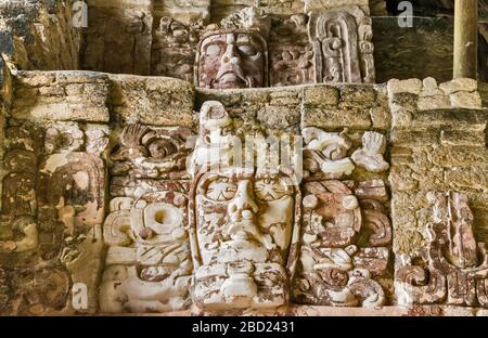 Maschere al Templo de los Mascarones (Tempio delle maschere), rovine Maya al sito archeologico di Kohunlich, la Ruta Rio Bec, penisola dello Yucatan, stato di Quintana Roo, Messico Foto Stock