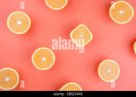 Arancione quadrato tra tondi su fondo arancione Foto Stock