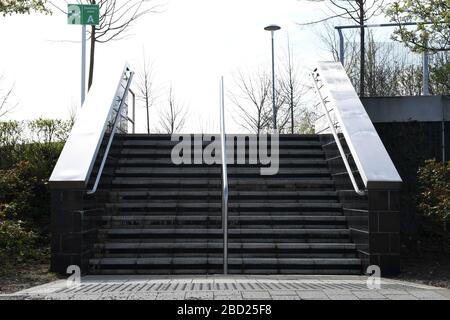 Central Milton Keynes edifici Snow Dome Outdoor Market Blossom riflessioni sul centro di vetro Signage Corona Virus Covid 19 Grid system Foto Stock