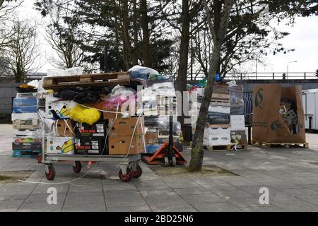 Central Milton Keynes edifici Snow Dome Outdoor Market Blossom riflessioni sul centro di vetro Signage Corona Virus Covid 19 Grid system Foto Stock