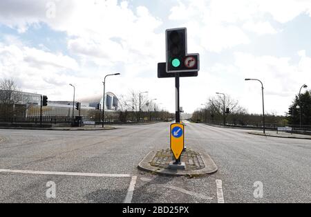 Central Milton Keynes edifici Snow Dome Outdoor Market Blossom riflessioni sul centro di vetro Signage Corona Virus Covid 19 Grid system Foto Stock