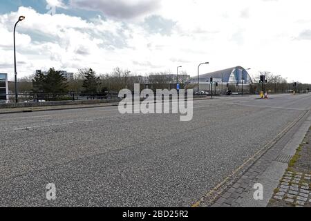 Central Milton Keynes edifici Snow Dome Outdoor Market Blossom riflessioni sul centro di vetro Signage Corona Virus Covid 19 Grid system Foto Stock