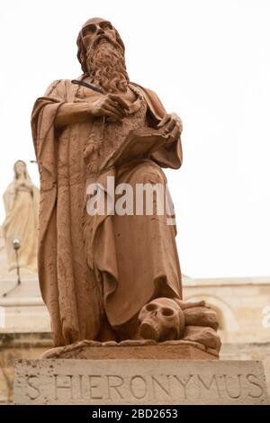 Statua di Sant'Eironimo presso la Chiesa della Natività di Betlemme, Israele. Morì a Betlemme nel 420 d.C. ed è meglio conosciuto come San Girolamo. Foto Stock