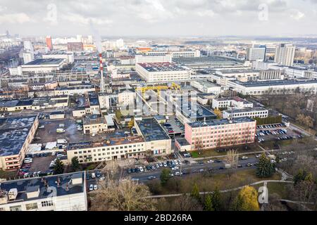 vista aerea dall'alto degli edifici industriali, aziende manifatturiere, fabbriche e magazzini nell'area industriale urbana Foto Stock