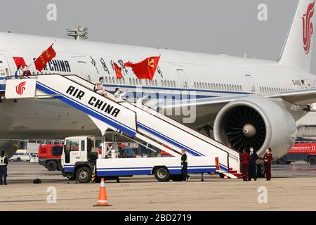 (200406) -- PECHINO, 6 aprile 2020 (Xinhua) -- i membri della squadra medica nazionale scenderanno da un aereo dopo essere arrivati all'aeroporto internazionale di Pechino capitale a Pechino, capitale della Cina, 6 aprile 2020. Un team medico nazionale di 557 medici è tornato a Pechino lunedì dopo aver accompagnato la provincia di Hubei nella lotta contro il COVID-19. (Xinhua/Zhang Yuwei) Foto Stock