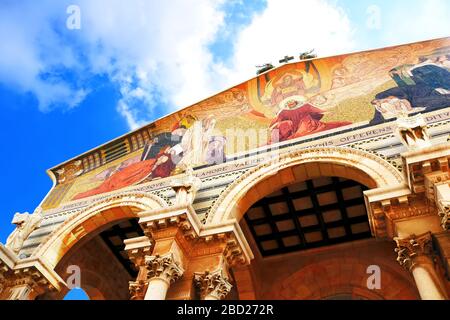 Vista dall'alto della Chiesa di tutte le Nazioni conosciuta anche come la Basilica dell'Agonia. Si tratta di una chiesa cattolica situata sul Monte degli Ulivi, Gerusalemme Foto Stock