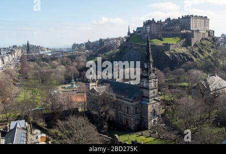 Una vista della Chiesa Parrocchiale di St Cuthbert e del Castello di Edimburgo. Foto Stock