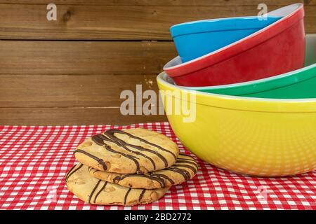 biscotti con coloratissimi archi retrò su tovaglia a scacchi di colore rosso e bianco Foto Stock