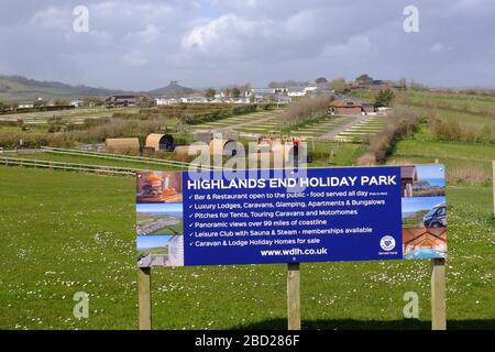 West Bay, Dorset, Regno Unito. 6 Aprile 2020. Lockdown sulla costa del Dorset con i parchi Holliday, i siti di roulotte e i campeggi deserte al sole su quello che sarebbe stato il primo giorno della scuola vacanze di Pasqua Credit: Tom Corban/Alamy Live News Foto Stock