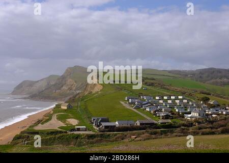 West Bay, Dorset, Regno Unito. 6 Aprile 2020. Lockdown sulla costa del Dorset con i parchi Holliday, i siti di roulotte e i campeggi deserte al sole su quello che sarebbe stato il primo giorno della scuola vacanze di Pasqua Credit: Tom Corban/Alamy Live News Foto Stock