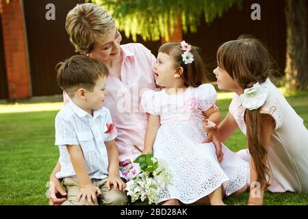 famiglia allegra e divertente all'aperto. genitori con bambini in estate. Madre e bambini. Foto Stock