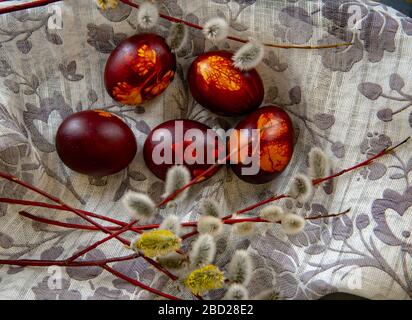 Pasqua dipinta uova e salice rami un tessuto di lino con un motivo. Foto Stock
