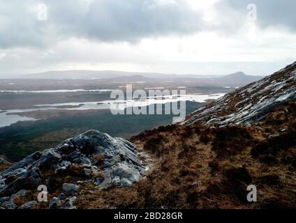 Cashel e Galway Bay vista da Derryclare, uno dei dodici Bens di Connemara, Connemara National Park, County Galway, Irlanda Foto Stock