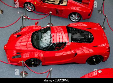 Veduta aerea di una Ferrari Enzo rossa del 2004, in mostra al Salone delle Auto classiche di Londra del 2020 Foto Stock