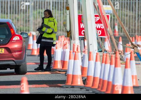 Glasgow, Regno Unito. 6 Aprile 2020. Nella foto: Lo stabilimento di test mobile del coronavirus (COVID-19) situato nel parcheggio per soggiorni prolungati dell'aeroporto di Glasgow è stato trasformato in un centro di test mobile in stile drive-thru a supporto della risposta pandemica del governo scozzese Covid-19. La pandemia di Coronavirus (COVID-19) ha colpito gravemente il Regno Unito, con le ultime cifre al 5 aprile 2020: In Scozia sono state testate 23,143 persone. Di questi: 19,437 test sono stati confermati negativi; 3,706 test sono stati positivi; 220 pazienti che sono stati testati positivi sono morti. Credit: Colin Fisher/Alamy Live News Foto Stock