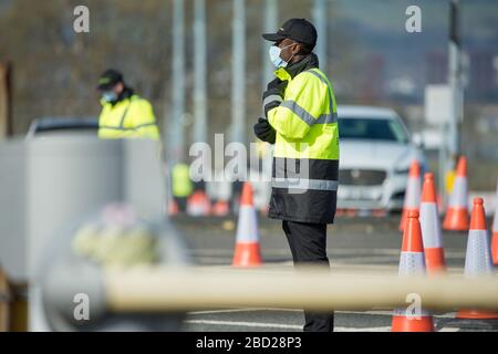 Glasgow, Regno Unito. 6 Aprile 2020. Nella foto: Lo stabilimento di test mobile del coronavirus (COVID-19) situato nel parcheggio per soggiorni prolungati dell'aeroporto di Glasgow è stato trasformato in un centro di test mobile in stile drive-thru a supporto della risposta pandemica del governo scozzese Covid-19. La pandemia di Coronavirus (COVID-19) ha colpito gravemente il Regno Unito, con le ultime cifre al 5 aprile 2020: In Scozia sono state testate 23,143 persone. Di questi: 19,437 test sono stati confermati negativi; 3,706 test sono stati positivi; 220 pazienti che sono stati testati positivi sono morti. Credit: Colin Fisher/Alamy Live News Foto Stock