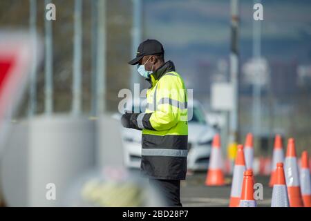 Glasgow, Regno Unito. 6 Aprile 2020. Nella foto: Lo stabilimento di test mobile del coronavirus (COVID-19) situato nel parcheggio per soggiorni prolungati dell'aeroporto di Glasgow è stato trasformato in un centro di test mobile in stile drive-thru a supporto della risposta pandemica del governo scozzese Covid-19. La pandemia di Coronavirus (COVID-19) ha colpito gravemente il Regno Unito, con le ultime cifre al 5 aprile 2020: In Scozia sono state testate 23,143 persone. Di questi: 19,437 test sono stati confermati negativi; 3,706 test sono stati positivi; 220 pazienti che sono stati testati positivi sono morti. Credit: Colin Fisher/Alamy Live News Foto Stock