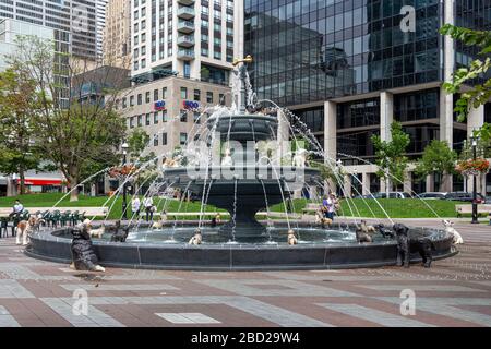 Toronto, Canada - Agosto 22 2018: Grande fontana di cani a due livelli nel Berczy Park vicino al quartiere di St. Lawrence Market. La fontana ha 27 cani in ghisa, un gatto e un osso. Foto Stock