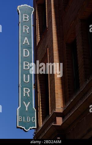 Il Bradbury Building il 03/09/2019 a Los Angeles. L'edificio a cinque piani per uffici e' meglio conosciuto per il suo straordinario atrio illuminato da cielo di passaggi pedonali di accesso, scale e ascensori, e ornati lavori in ferro. Immagine di Julie Edwards Foto Stock