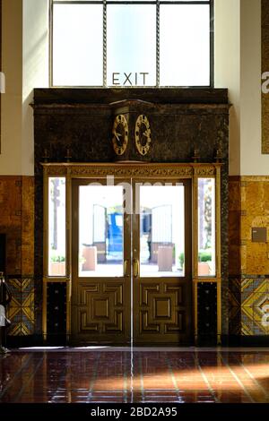 Un'uscita dalla Union Station sulla 03/09/2019 a Los Angeles. Costruita nel 1939, la Los Angeles Union Station è il più grande terminal ferroviario per passeggeri degli Stati Uniti occidentali. Foto di Julie Edwards Foto Stock